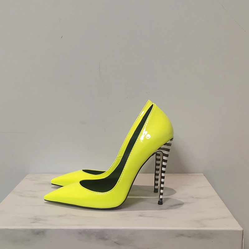 Zapatos de tacón de charol amarillo neón Zapatos de tacón de aguja