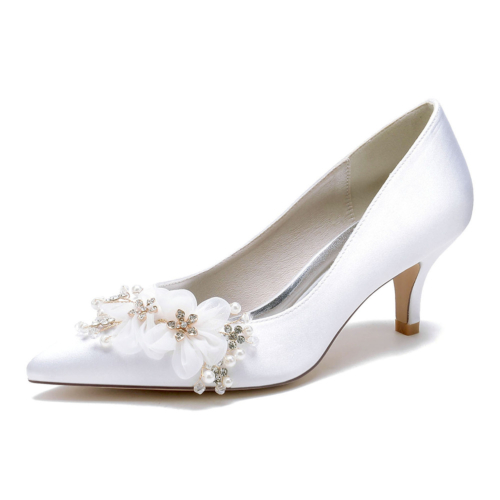 Zapatos de boda de satén con tacones de gatito y dama de honor con flores