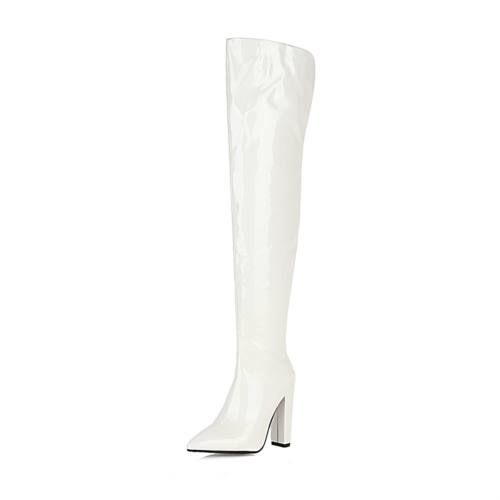 Botas sobre la rodilla con tacones gruesos y punta en punta de cuero vegano blanco