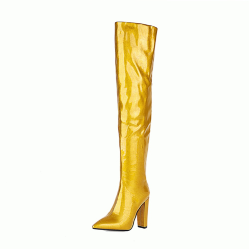 Botas sobre la rodilla con tacones gruesos y punta en punta de cuero vegano dorado