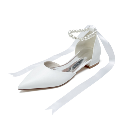 Zapatos planos con cordones en el tobillo con perlas en punta de satén blanco