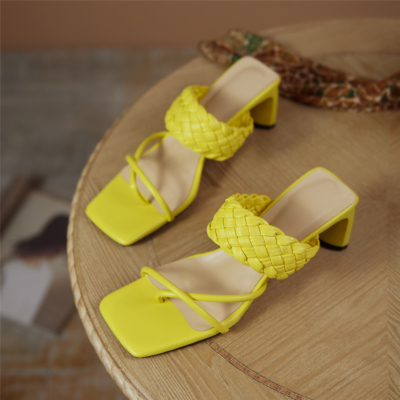 Sandalias de tacón de mula tejidas de cuero amarillo de color de tendencia de verano 