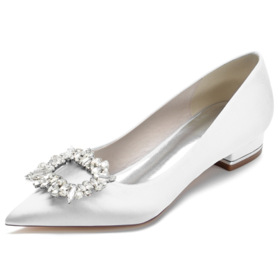 Zapatos blancos con hebilla enjoyada planos de satén con punta en punta