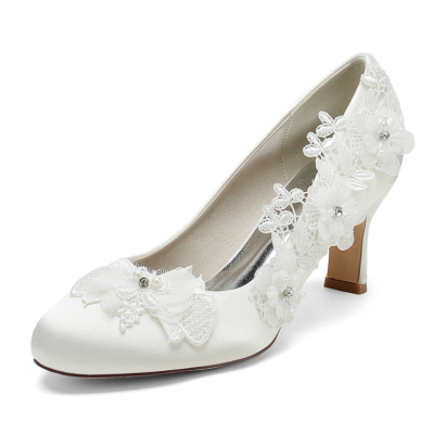 Zapatos de novia marfil con punta de almendra y flores de satén con tacón bajo