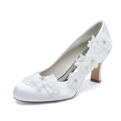 Zapatos de boda de tacón bajo de satén con flores de punta de almendra blancas