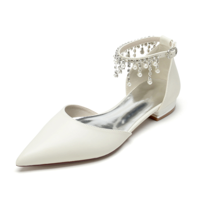 Zapatos planos de tiras en el tobillo con flecos de perlas en punta de satén blanco marfil