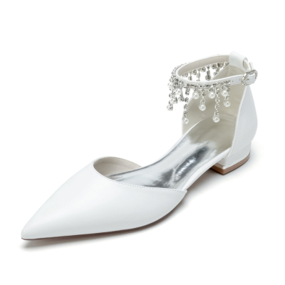 Zapatos planos de satén con punta en punta y flecos de perlas en el tobillo blanco