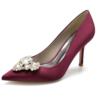 Zapatos de tacón de aguja con punta estrecha y diamantes de imitación de satén de color burdeos para mujer