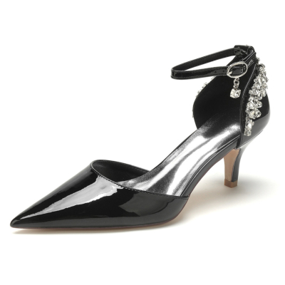 Zapatos de tacón D'orsay con correa negra en el tobillo y tacones de gatito con diamantes de imitación en la parte posterior adornados
