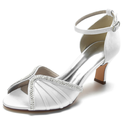 Sandalias de satén con correa en el tobillo y punta abierta con adornos de pedrería y tacones medios blancos