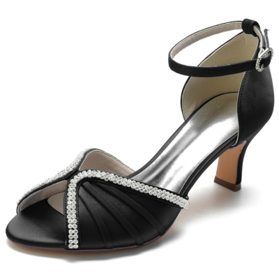 Sandalias negras de satén con correa en el tobillo y punta abierta con adornos de diamantes de imitación y tacones medios
