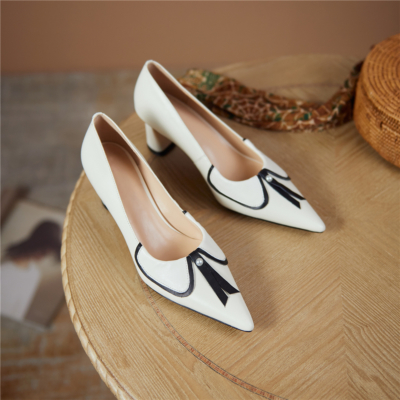 Zapatos de tacón de bloque con punta en punta de cuero con empeine bajo y perlas de lazo blanco