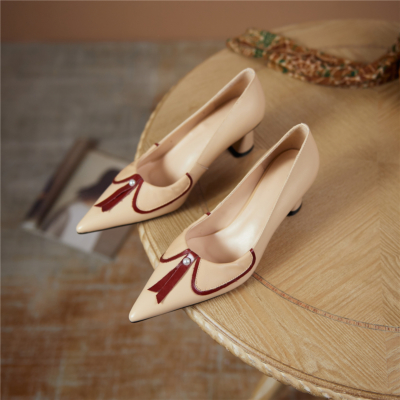 Zapatos de tacón en bloque con punta en punta y cuero de empeine bajo con perlas y lazo nude