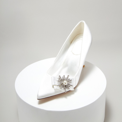 Zapatos de novia blancos con diamantes de imitación adornados con perlas y tacón de aguja, zapatos de boda con punta puntiaguda de satén