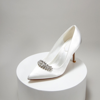 Zapatos de boda con tacón en punta de satén con adorno de cristal de dama de honor blanco