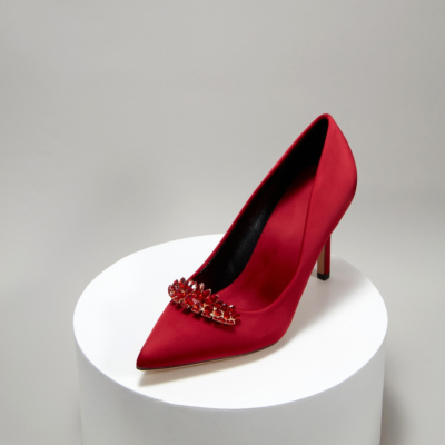 Zapatos de boda con tacón en punta de satén con adorno de cristal de dama de honor rojo
