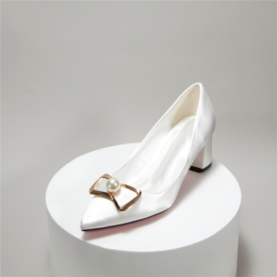 Zapatos de boda con puntera cerrada y tacón bajo en bloque de perla con lazo nupcial de satén blanco