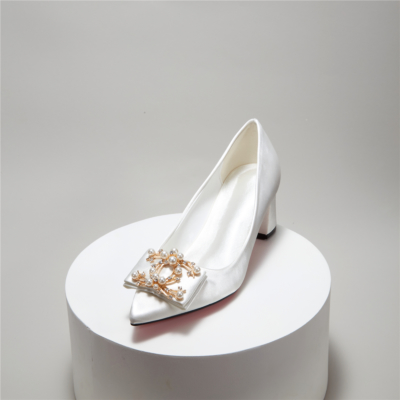 Zapatos de boda de punta cerrada con tacón de bloque bajo y cristales de perlas de novia de satén blanco