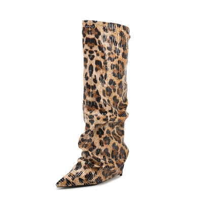 Botas altas hasta la rodilla con estampado de leopardo y lentejuelas marrones, de punta fina y estilo slouch.