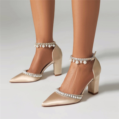 Zapatos de boda con tacón grueso y correa en el tobillo con diamantes de imitación y perlas en punta color champán