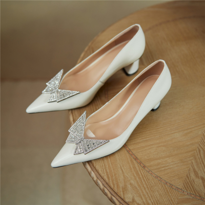 Zapatos de tacón puntiagudo de charol con hebilla de mariposa de cristal blanco, zapatos de novia con tacones de bloque