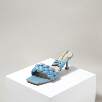 Sandalias acolchadas con tiras tipo mule con tacón de carrete tejidas en azul