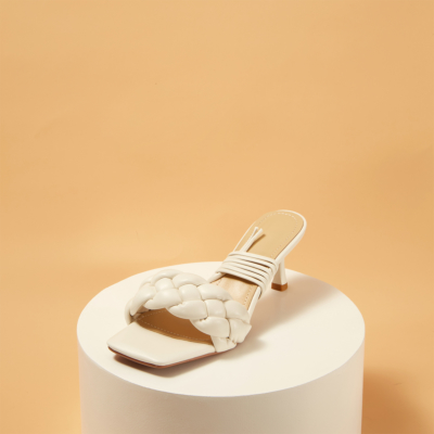 Sandalias acolchadas con tiras y tacón de carrete tejido blanco
