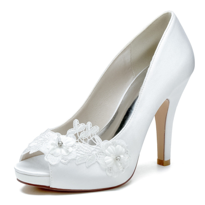 Zapatos de tacón de bloque con plataforma nupcial de satén adornados con flores blancas y punta abierta