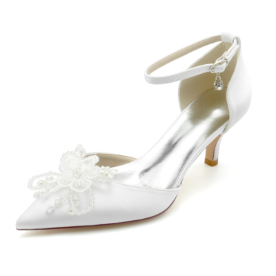 Zapatos de tacón bajo con correa en el tobillo de satén D'orsay con flores blancas para la cita