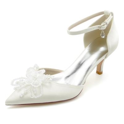 Zapatos de tacón bajo con correa en el tobillo de satén D'orsay de flor de marfil para la cita
