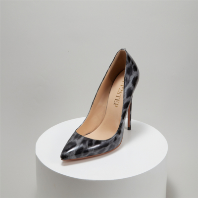 Zapatos de tacón de aguja de 5 pulgadas con estampado de leopardo de charol gris para mujer