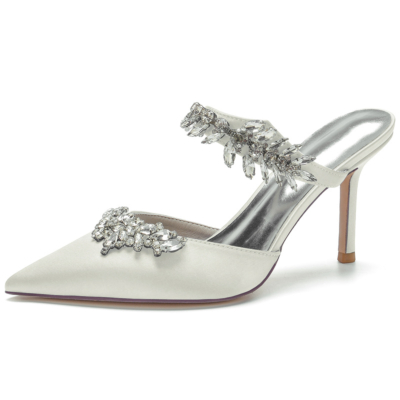 Zapatos de boda de satén color marfil con puntera en punta y tacón de aguja con diamantes de imitación