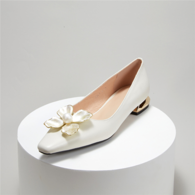 Zapatos planos de flores metálicas blancas Bombas de oficina con punta cuadrada con perla
