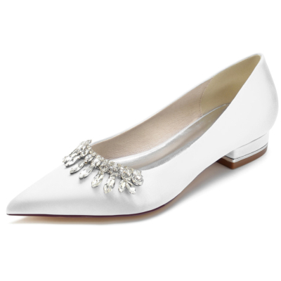 Zapatos de tacón de novia con punta en pico de satén con joyas blancas