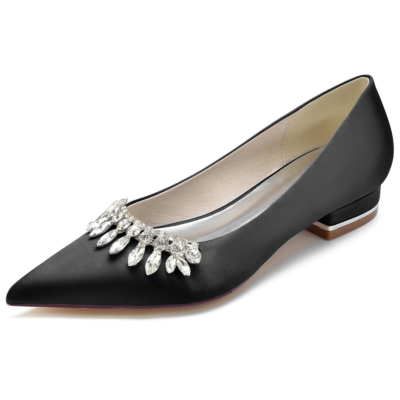 Zapatos de tacón de novia con punta en pico de satén con joyas negras