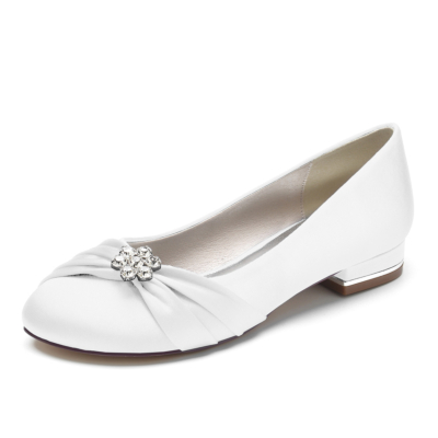 Zapatos de boda planos de punta redonda de satén blanco con flores de diamantes de imitación