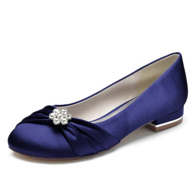 Zapatos de boda planos de punta redonda de satén azul marino con flores de diamantes de imitación