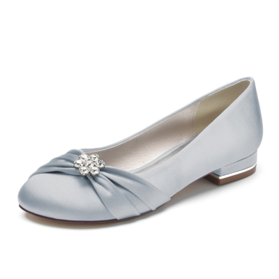 Zapatos de boda planos con punta redonda de satén plateado y flores de diamantes de imitación