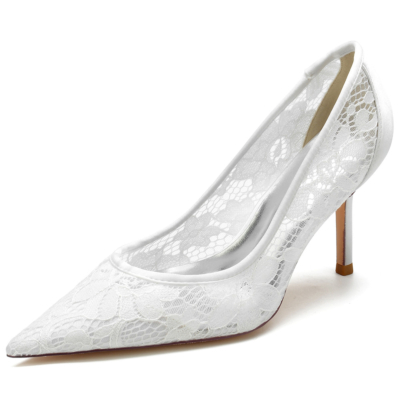 Zapatos de tacón puntiagudos de encaje blanco con tacones de novia
