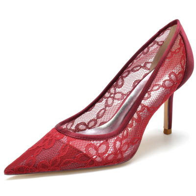 Zapatos de tacón con punta en pico y encaje rojo