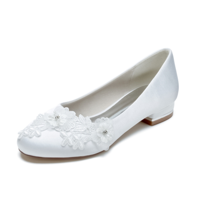 Zapatos de boda planos con punta redonda y flores de satén de encaje blanco