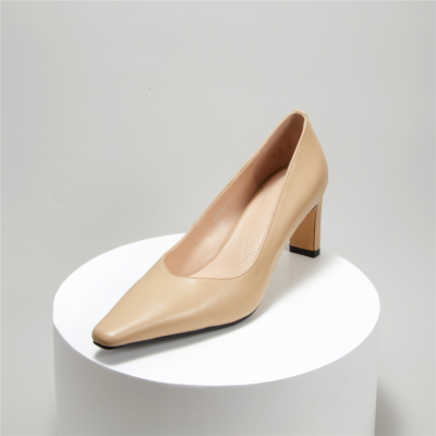 Zapatos de salón de cuero con tacón de bloque de oficina color piel y puntera cuadrada con empeine bajo
