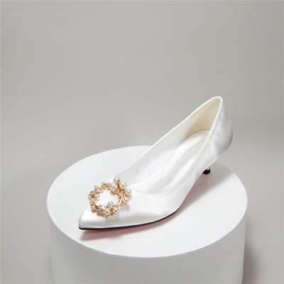 Zapatos de boda de tacón de gatito bajo con decoración de diamantes de imitación de perlas blancas Bombas