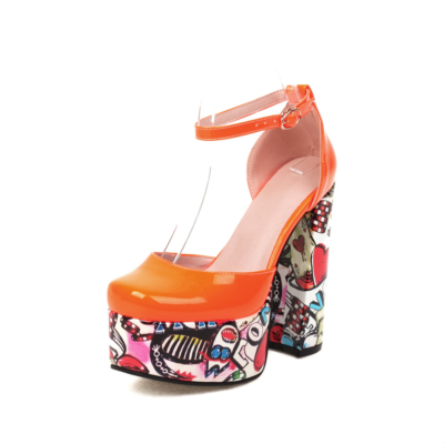 Zapatos de grafiti con hebilla y tacón en bloque de color naranja con plataforma en el tobillo