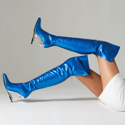 Botas sobre la rodilla con tacón y diseño de dientes de animal con punta en punta azul