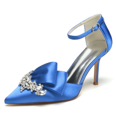 Zapatos de boda de tacón de aguja con correa en el tobillo de satén con volantes y diamantes de imitación en punta azul real