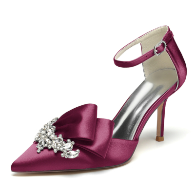 Zapatos de boda de tacón de aguja con correa en el tobillo de satén con volantes y diamantes de imitación en punta color burdeos