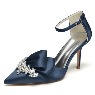 Zapatos de boda de tacón de aguja con correa en el tobillo de satén con volantes y diamantes de imitación en punta azul marino