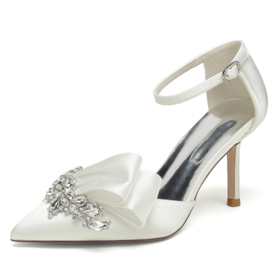 Zapatos de boda de tacón de aguja con correa en el tobillo de satén con volantes y diamantes de imitación en punta de color marfil