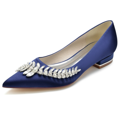 Zapatos planos de novia de satén con punta en punta azul marino con adornos enjoyados